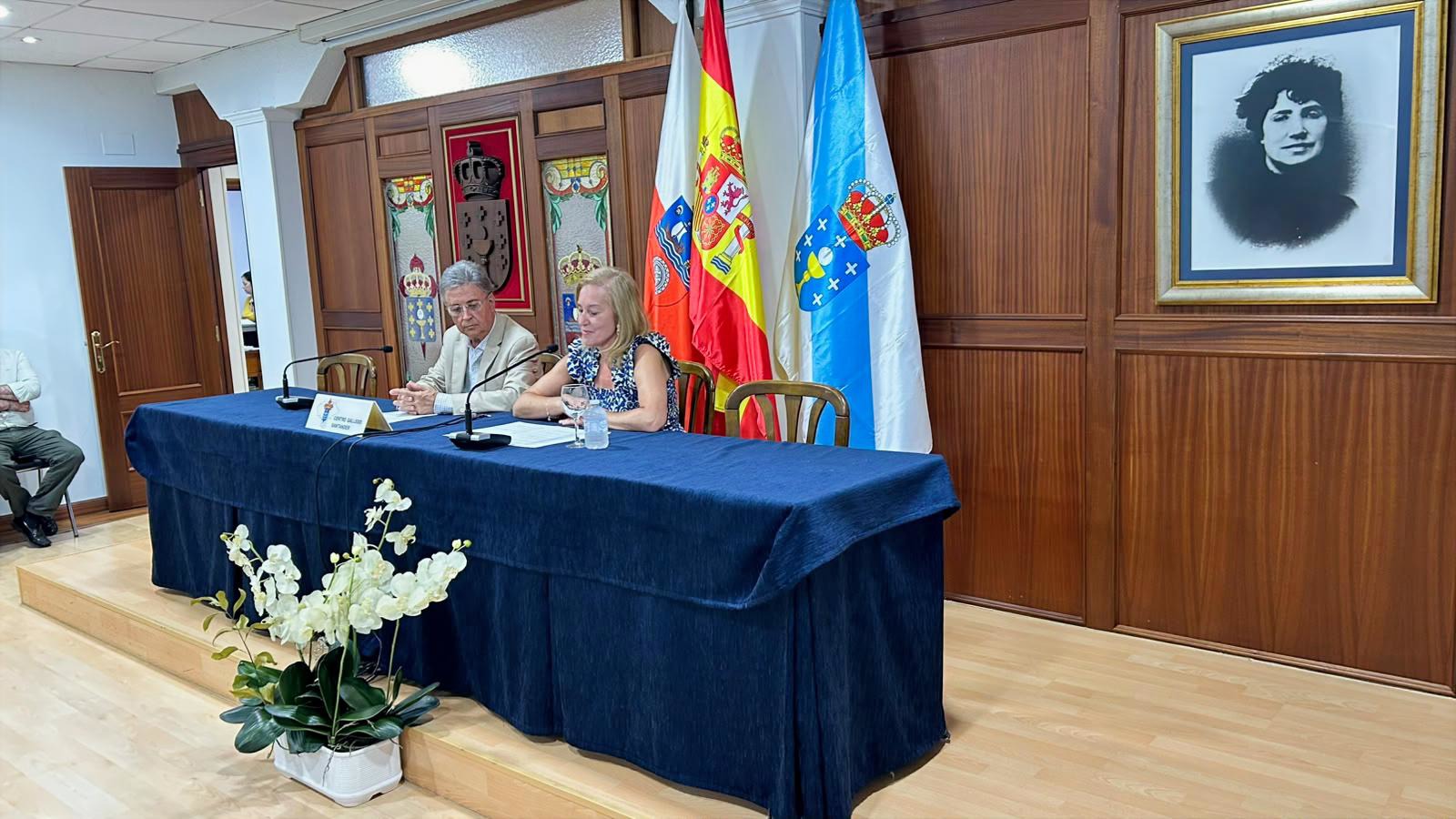 Presidenta del Parlamento, María José González Revuelta, y presidente del Centro Gallego en Santander, José Antonio Otero
