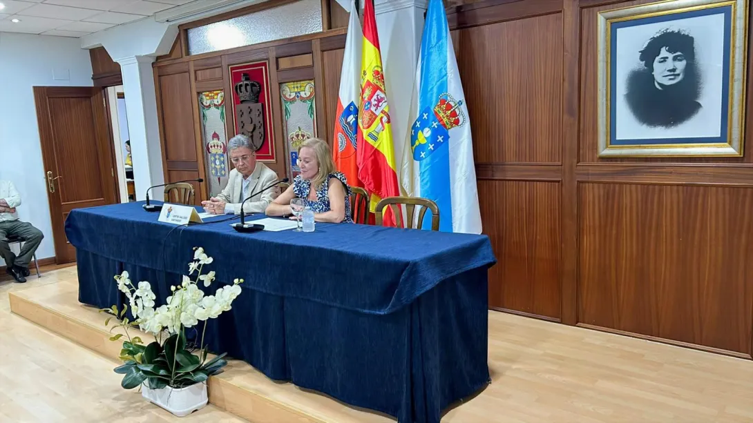 Presidenta del Parlamento, María José González Revuelta, y presidente del Centro Gallego en Santander, José Antonio Otero