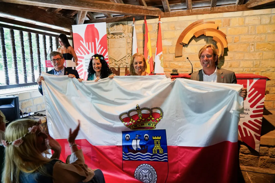 Entrega de la bandera de Cantabria 